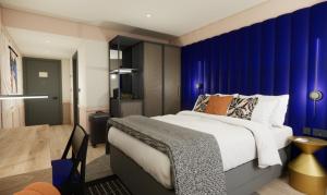 En eller flere senge i et værelse på Hotel Indigo Gloucester - The Forum by IHG