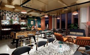 En restaurant eller et andet spisested på Hotel Indigo Gloucester - The Forum by IHG + 29 billeder