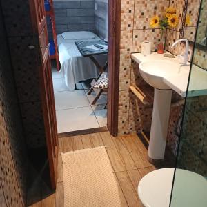 Koupelna v ubytování Pousada Marambaia Café - Praiana, econômica, Com café da manhã, piscina ao ar livre e hidromassagem aquecida -Frente para o mar