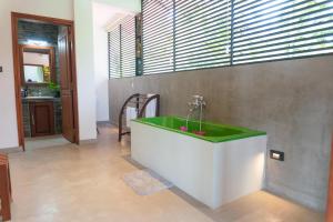 Ванная комната в Villa Paddy Breeze +71 фотография