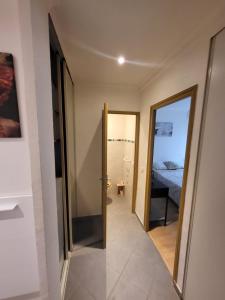 korytarz z drzwiami prowadzącymi do sypialni w obiekcie Escapade en plein cœur Antibes w mieście Antibes