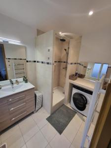 łazienka z umywalką i pralką w obiekcie Escapade en plein cœur Antibes w mieście Antibes