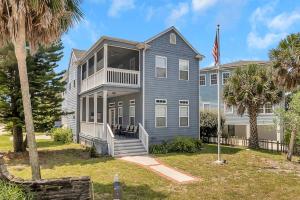 una grande casa con una bandiera davanti di Aqua Vista - Cozy beach home w BBQ & large deck a St. Augustine