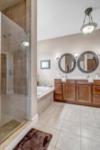 bagno con doccia e 2 specchi di Aqua Vista - Cozy beach home w BBQ & large deck a St. Augustine Altre 26 foto