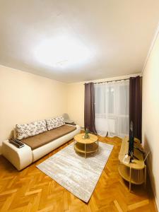 Et opholdsområde på Charming apartment near Craiova center