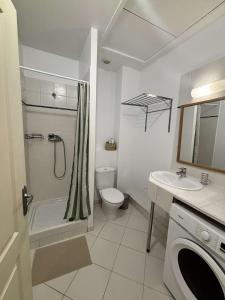 马赛La bonne mer的带淋浴、马桶和水槽的浴室