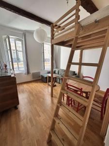 马赛La bonne mer的带高架床的房间和客厅