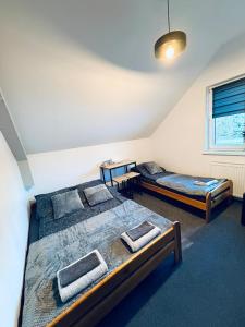 Ένα ή περισσότερα κρεβάτια σε δωμάτιο στο VILLA BESKIDY Jezioro Zywieckie POKOJE Z LAZIENKA KLIMATYZACJA TV WIFI