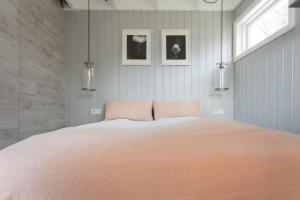 Giường trong phòng chung tại Cozy Cabin - The White House