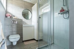 Phòng tắm tại Cozy Cabin - The White House