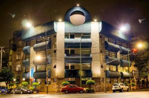a building at night with cars parked in front of it at Hotel Muy Cdmx, Love Hotel in Mexico City