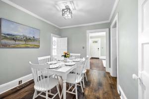Un comedor blanco con una mesa y sillas blancas. en Hay House- Adorable and updated home!, en Fayetteville