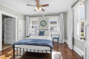 Postel nebo postele na pokoji v ubytování Hay House- Adorable and updated home!