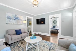 TV a/nebo společenská místnost v ubytování Hay House- Adorable and updated home!