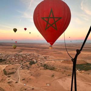 un grupo de globos de aire caliente volando sobre una ciudad en riad zellige 95, en Marrakech
