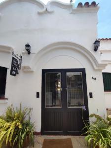 Casa Nativa في سالتا: باب أسود على جانب مبنى أبيض