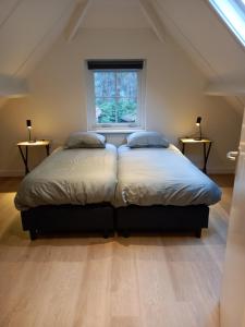 Ένα ή περισσότερα κρεβάτια σε δωμάτιο στο Vakantiehuis met sauna en jacuzzie