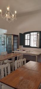 Casa Nativa في سالتا: غرفة طعام مع طاولات وكراسي وثريا