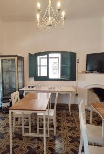 Casa Nativa في سالتا: غرفة طعام مع طاولة وكراسي وثريا