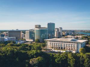 una vista aérea de una ciudad con edificios altos en voco Darwin Suites by IHG, en Darwin