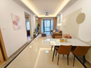 Posezení v ubytování R&F Sea View 2BR New Luxury Design 5pax, Pet Friendly 1CP Netflix I CIQ RTS High Floor Unblock Super Sea View + 93 fotografií