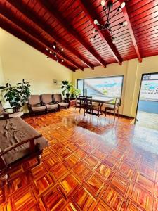 Μια τηλεόραση ή/και κέντρο ψυχαγωγίας στο Apartment l Private Terrace l By Easy Stay +5 φωτογραφίες