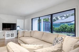 TV a/nebo společenská místnost v ubytování Bermuda Bungalow - 3BR stay w BBQ