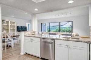 Kuchyň nebo kuchyňský kout v ubytování Bermuda Bungalow - 3BR stay w BBQ