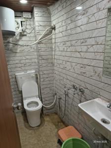 un bagno con un water e un lavandino di HOTEL DEV BHOOMI -Ujjain a Ujjain