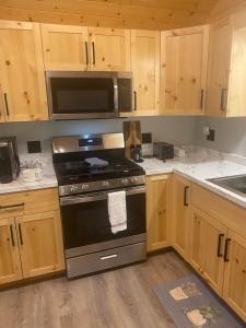 Kuchyň nebo kuchyňský kout v ubytování Split-Brook Camp + 7 fotografií