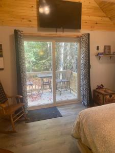 TV a/nebo společenská místnost v ubytování Split-Brook Camp