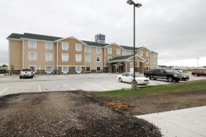 een parkeerplaats voor een hotel bij Cobblestone Hotel & Suites - Devils Lake in Devils Lake
