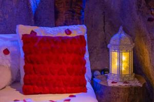 un cuscino rosso con una luce su un tavolo di La Cova de Can Pavet a Pontons