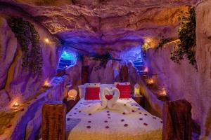 a room with a bed in a cave at La Cova de Can Pavet in Pontons