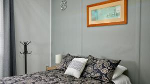 图兰辛戈Foresta Camp, Habitaciones y Hostales en el Bosque的卧室里有一张床，墙上挂着一幅画 更多28张照片