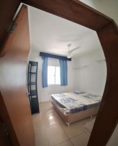 een slaapkamer met een stapelbed en een raam bij Casa da Vo da Maria pertinho do mar in Matinhos