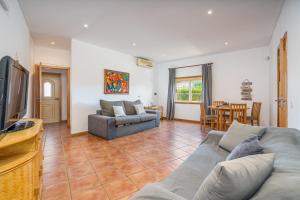 un salon avec un canapé et une table dans l'établissement Villa Alvor, à Alvor