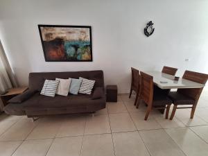 een woonkamer met een bank en een tafel bij Casa da Vo da Maria pertinho do mar in Matinhos