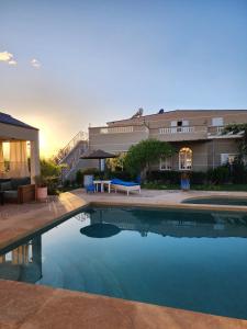 una piscina frente a un edificio en Urti Villa, en Nzala