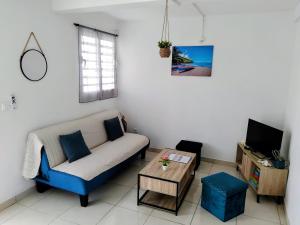 Una televisión o centro de entretenimiento en Abricotier à proximité des plages du sud