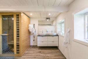 达格比尔Luis- Hus的带两个水槽和步入式淋浴间的浴室 更多23张照片