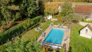 Bazén v ubytování La gourmandière aux bruyères nebo v jeho okolí