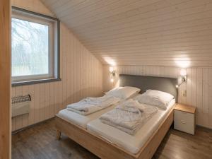 En eller flere senge i et værelse på Ferienhaus im Ferienpark Mirow