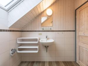 Et badeværelse på Ferienhaus im Ferienpark Mirow + 33 billeder