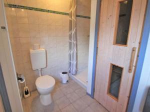 a bathroom with a toilet and a shower and a tub at exklusives skandinavisches Ferienhaus in Granzow