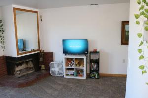 Μια τηλεόραση ή/και κέντρο ψυχαγωγίας στο Adventure Base #2 by Lake Powell