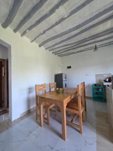 迪亚尼海滩CASA BOUGAN APARTMENTS的配有木桌椅的餐厅 更多17张照片