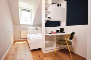 uma pequena sala com uma escrivaninha e uma cadeira em Karl - das City Hotel Konstanz em Konstanz