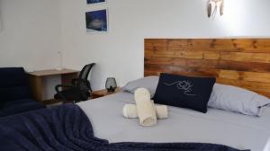 Un dormitorio con una cama con toallas. en Equipped Yaxkin Studio on downtown, 3 blocks away from sea, close to restaurants, en Cozumel