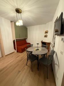 un soggiorno con un tavolo e un divano rosso di Rifugio di Peter a Castel di Sangro